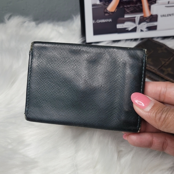 Louis Vuitton Taiga Leather 6 Key Holder - Picture 2 of 10